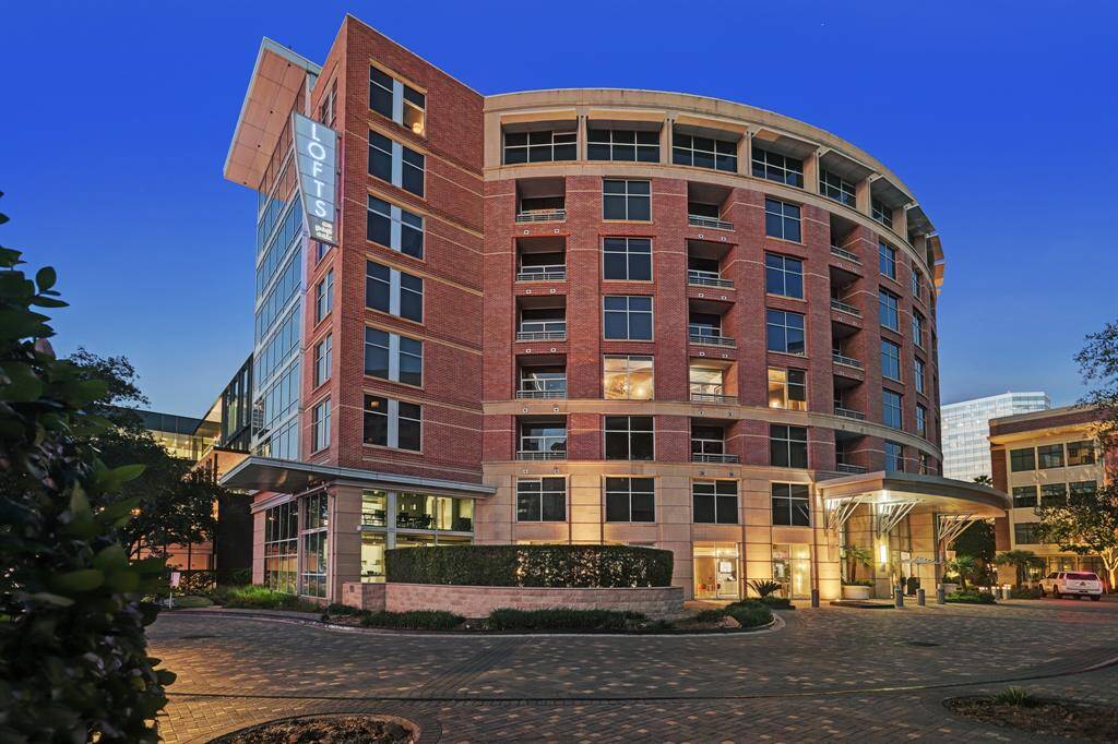 Welcome to 1901 Post Oak, where modern elegance meets urban living. Enjoy beautifully maintained landscaping, striking lighting, and a stunning glass facade.