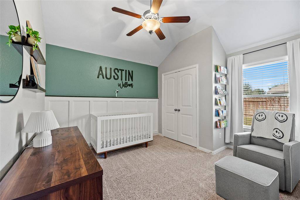 Secondary bedroom.
