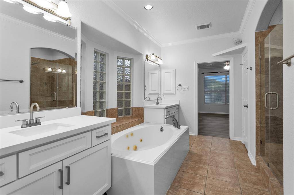 Set your relaxing drink and bubble bath accessories on the window ledge.