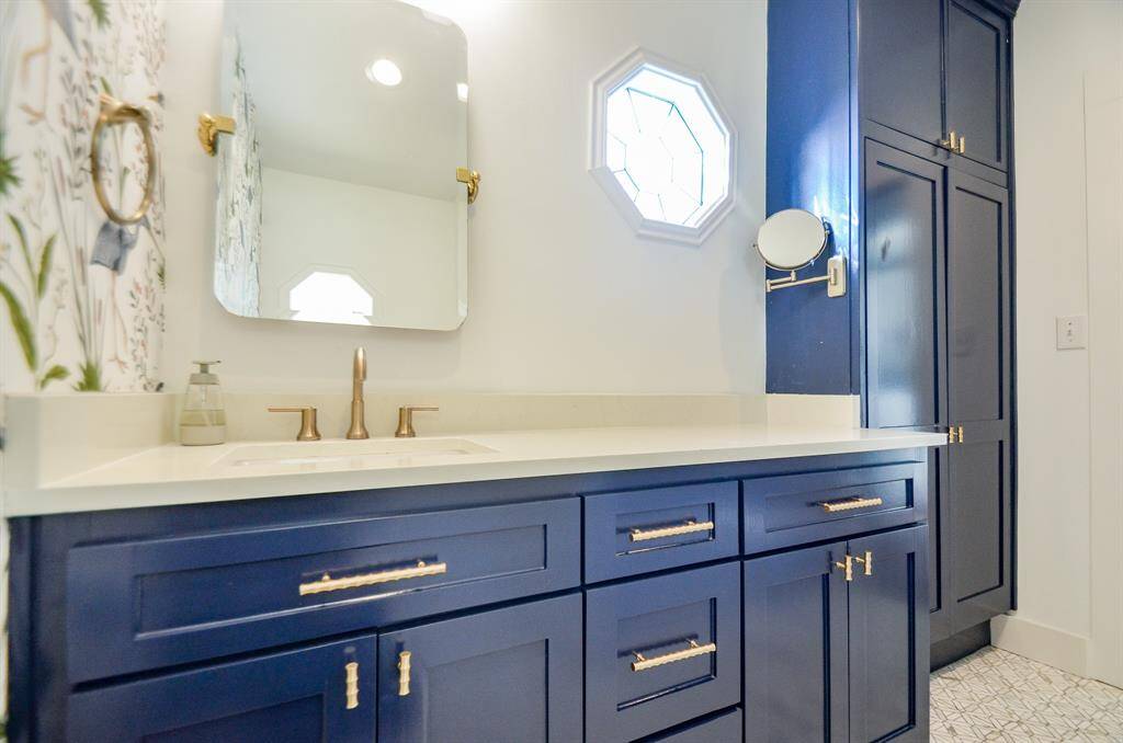 Fully remodeled bath (2021).