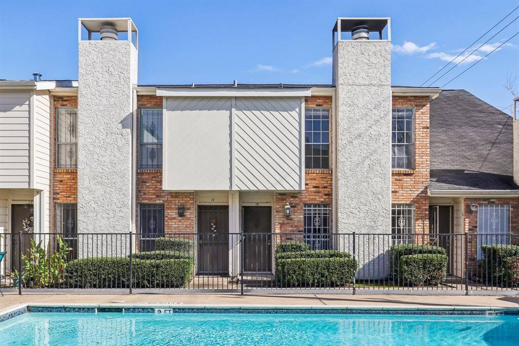 Gated complex & pool view cond0