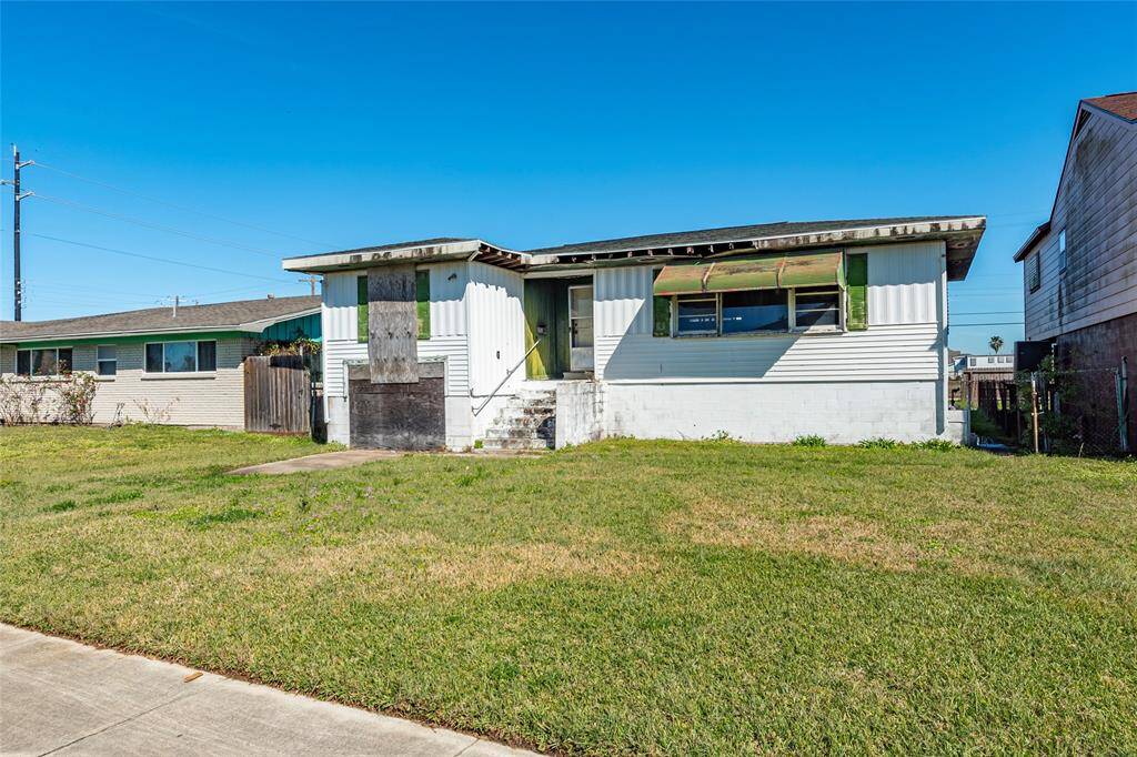 Charming fixer-upper with spacious front yard, offering great potential for customization. Perfect opportunity to create your dream home!