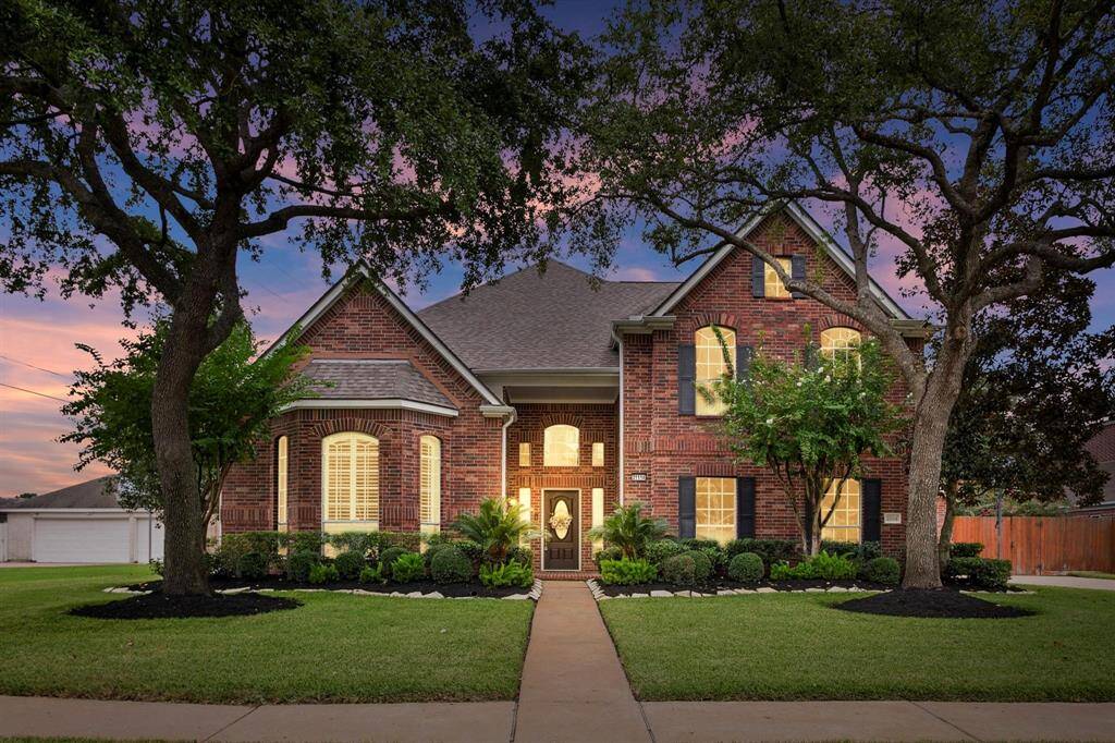 Welcome to 2111 Crystal Greens, a stunning home in a picturesque community. Enjoy the perfect blend of elegance and comfort in this exceptional residence.