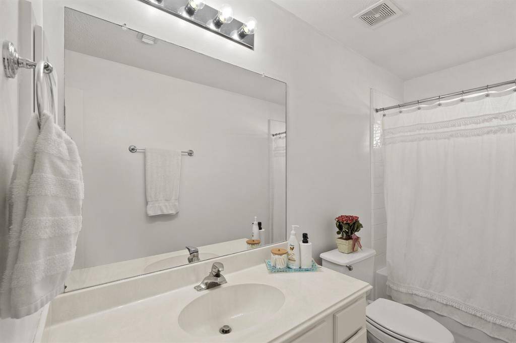 Full bathroom #1 upstairs
