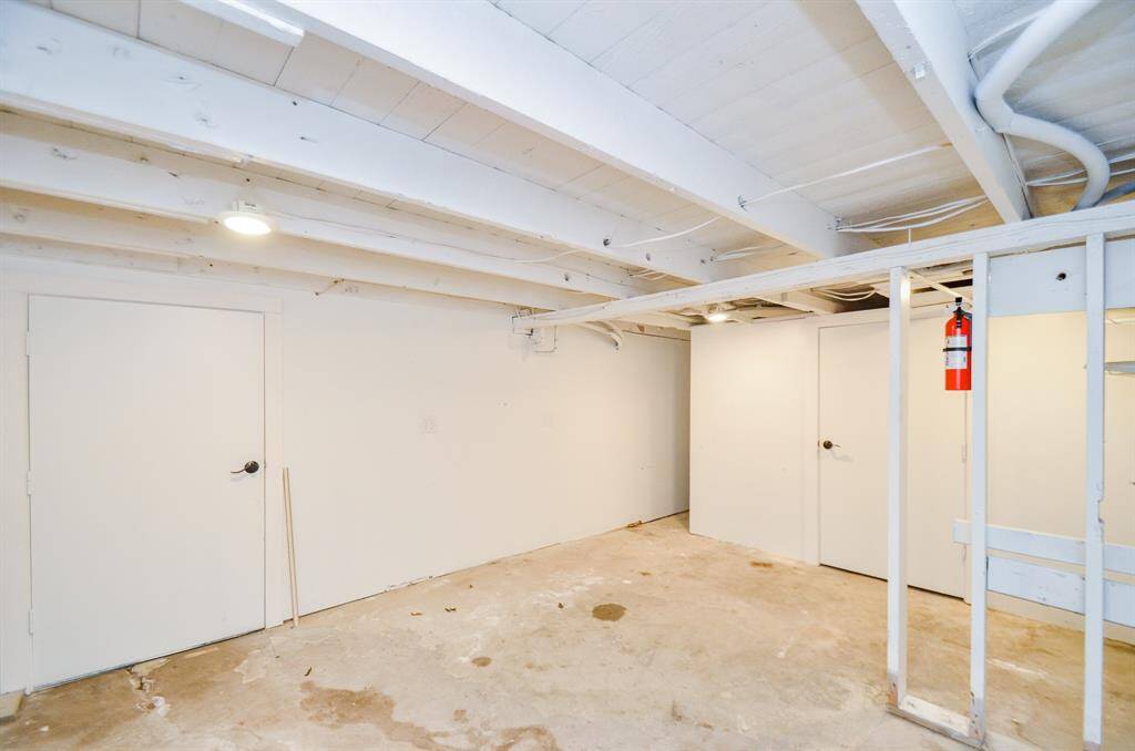 Utility room/flex space located between the covered patio area and garage/workshop. This space has tons of potential for additional uses.