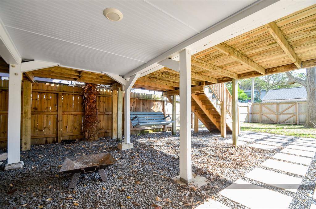 Amazing covered patio area offers the perfect entertainment area.