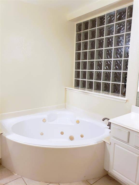 MASTER BATH JETTED TUB