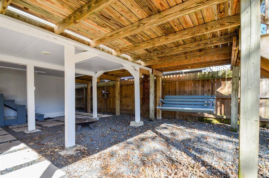 Amazing covered patio area offers the perfect entertainment area.