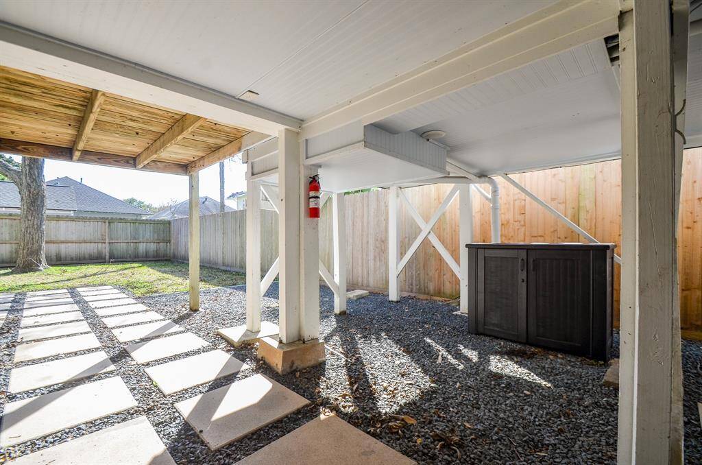 Amazing covered patio area offers the perfect entertainment area.