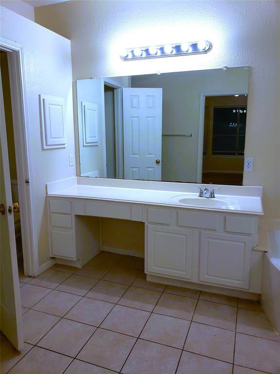 MASTER BATH VIEW 2