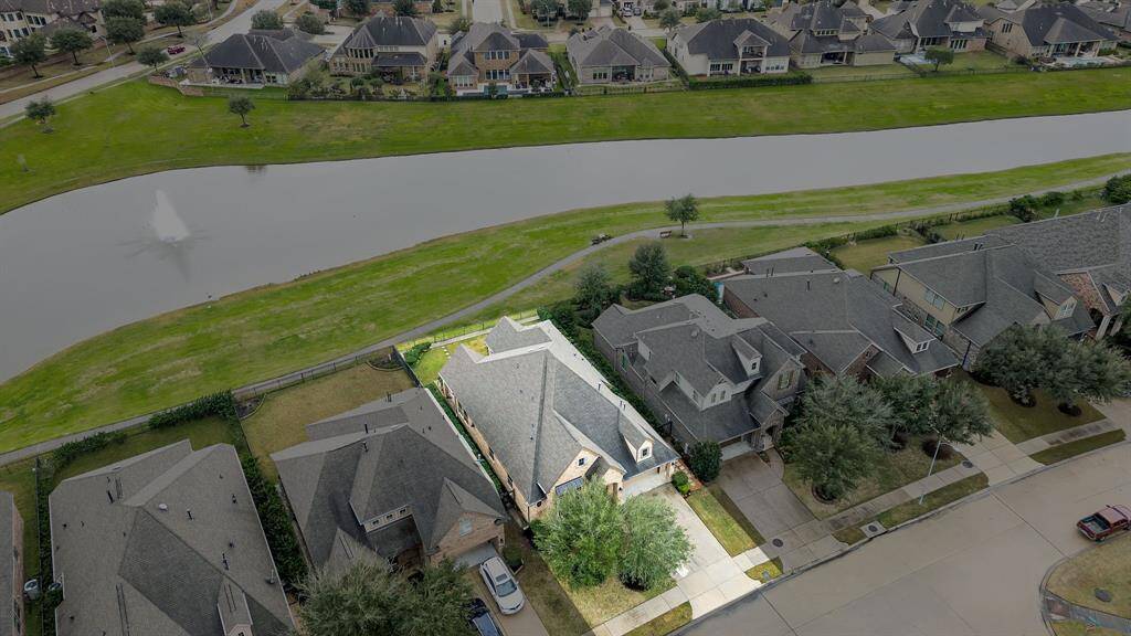 This home sits on a large lot with ample yard space in front and the back, lush landscaping and a well-maintained yard. Plenty of space to accommodate guests, parking and situated on a quiet street in the Lakes of Bella Terra community