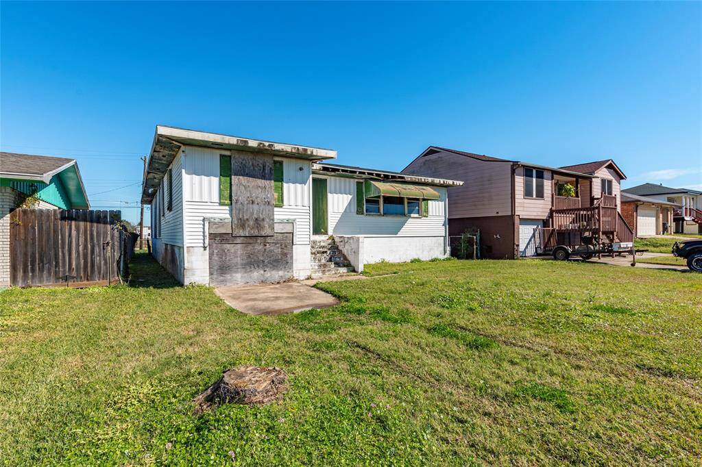 Charming fixer-upper with spacious front yard, offering great potential for customization in a friendly neighborhood.