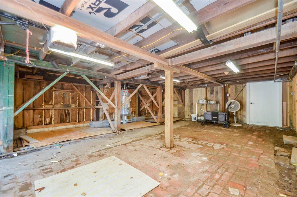 Large garage/work shop space.