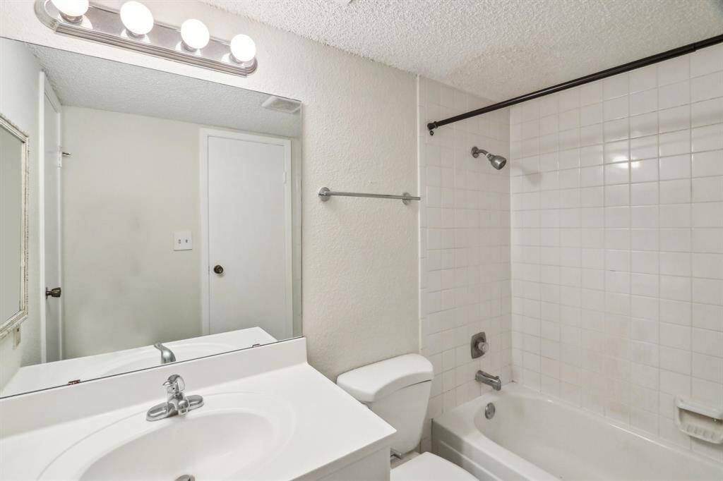 Ensuite bath for bedroom 2