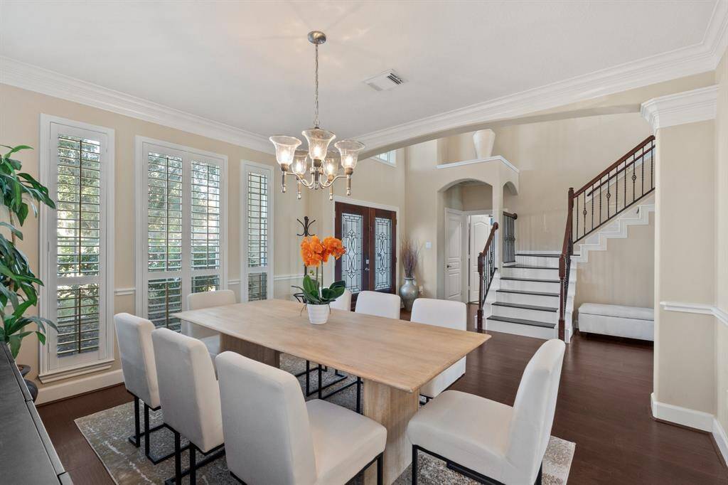 Gorgeous two story entryway leads immediate to a large dining room, perfect for large family or friendly gatherings.
