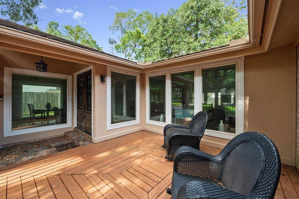 At the home entrance, a quiet and peaceful sitting area is conveniently located for you to enjoy a cup of coffee in the morning or create a tranquil location to enjoy your leisure moments.