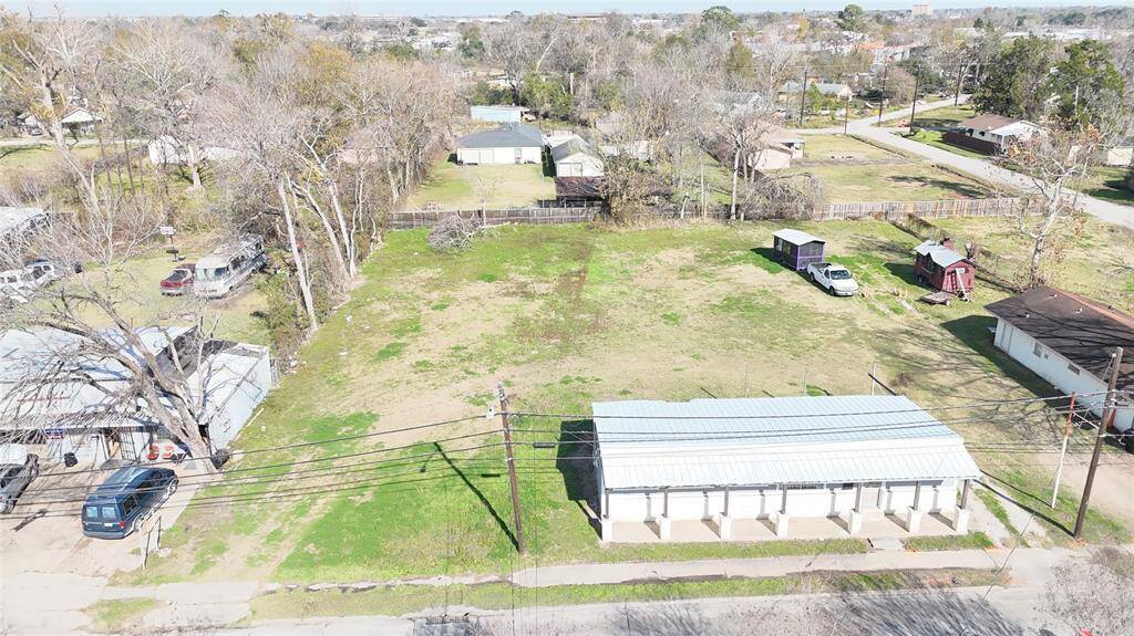 This lot is perfectly situated in the heart of a rapidly developing area, surrounded by thriving residential and commercial projects.