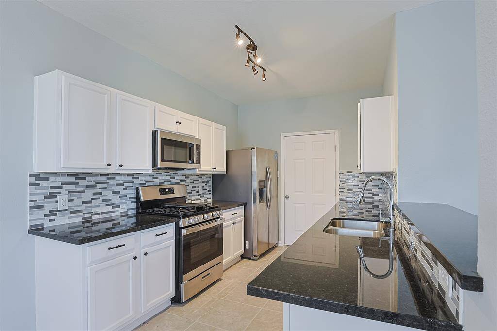 The open design ensures the kitchen flows effortlessly into the dining and living areas, adding to the home’s airy and spacious feel.