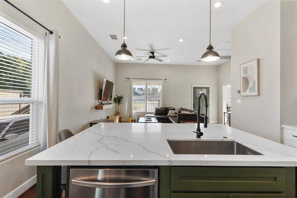 eat-in kitchen