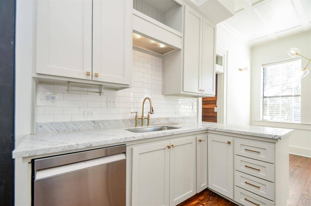 Kitchen was fully updated in 2021 with new cabinets, counter tops & stainless steel appliances.