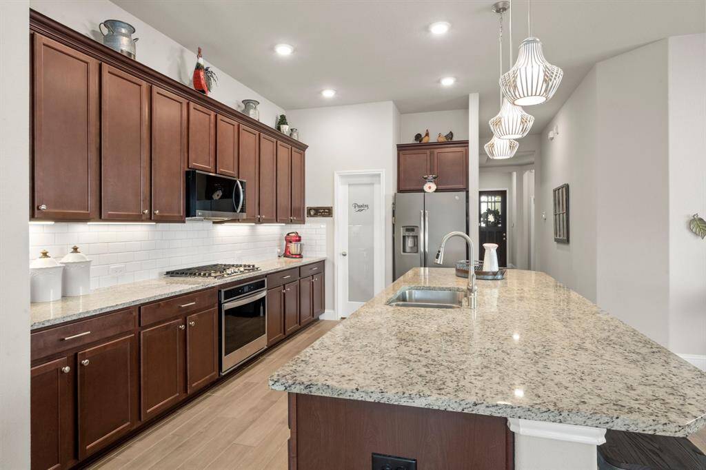 Kitchen with walk-in pantry, gas appliances, 42" cabinets and granite counter tops