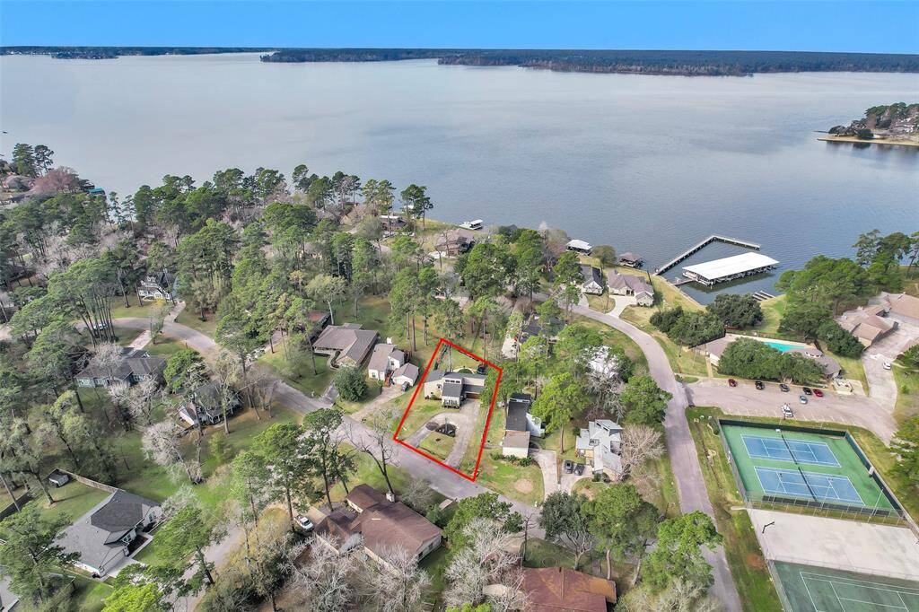 Only one block off Lake Conroe.  Walking distance to the clubhouse and swimming pool!