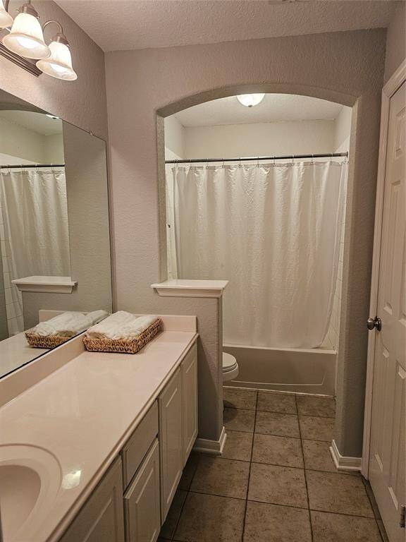Secondary bathroom with a pass through so it serves as a guest bath as well