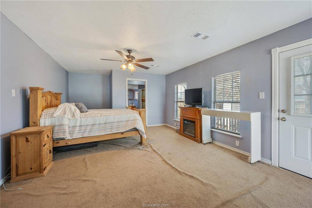 Large Master bedroom with a seating area, New Carpet will be installed Jan 30th