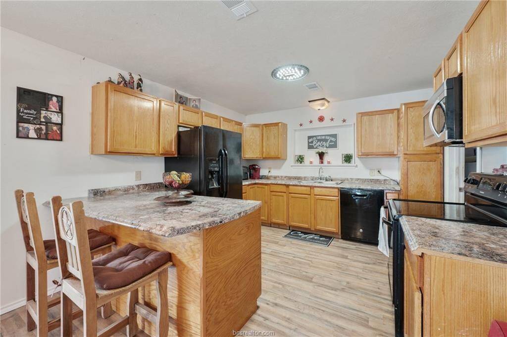 Kitchen eat-in breakfast bar,