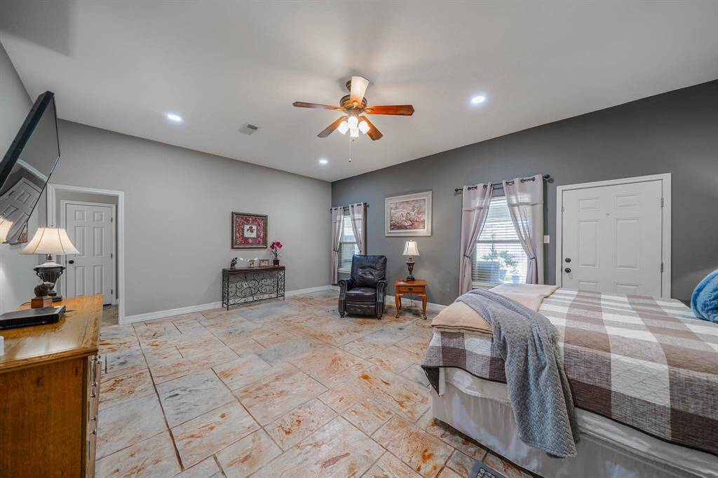 Large primary Owner's Suite.