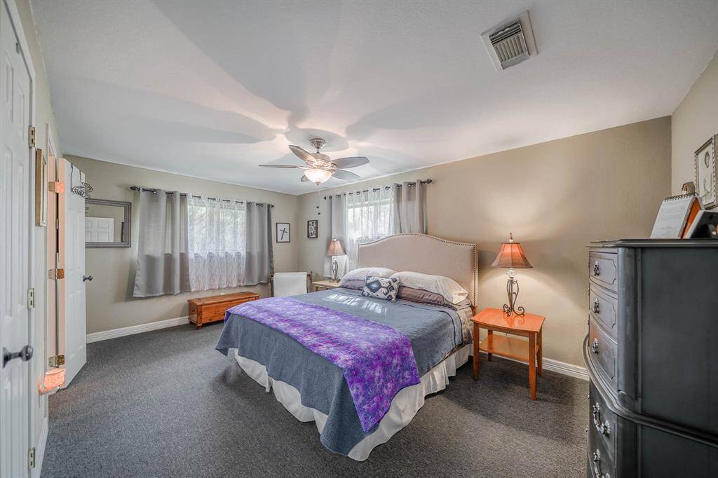 Large guest with on Suite/2nd Bedroom