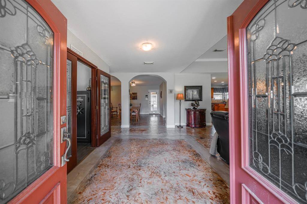 Entry Foyer double doors make for easy move in.