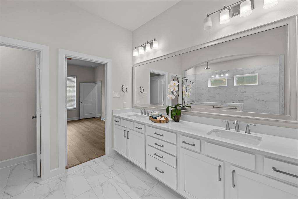 Beautiful and spacious Master bath with quartz counters!