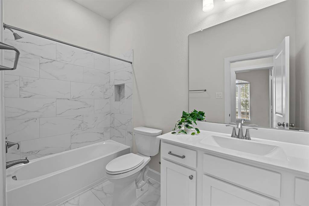 2ndary bath at front bedroom