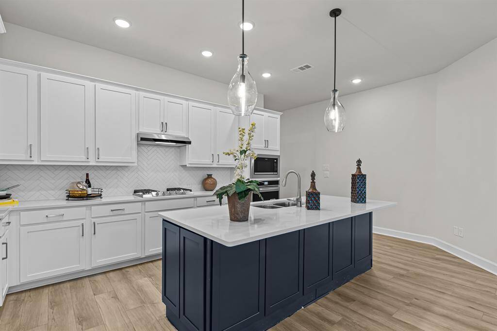 Large breakfast bar/island at this beautiful Kitchen