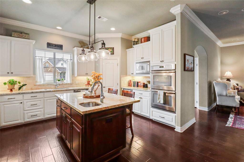 Double ovens in this kitchen!