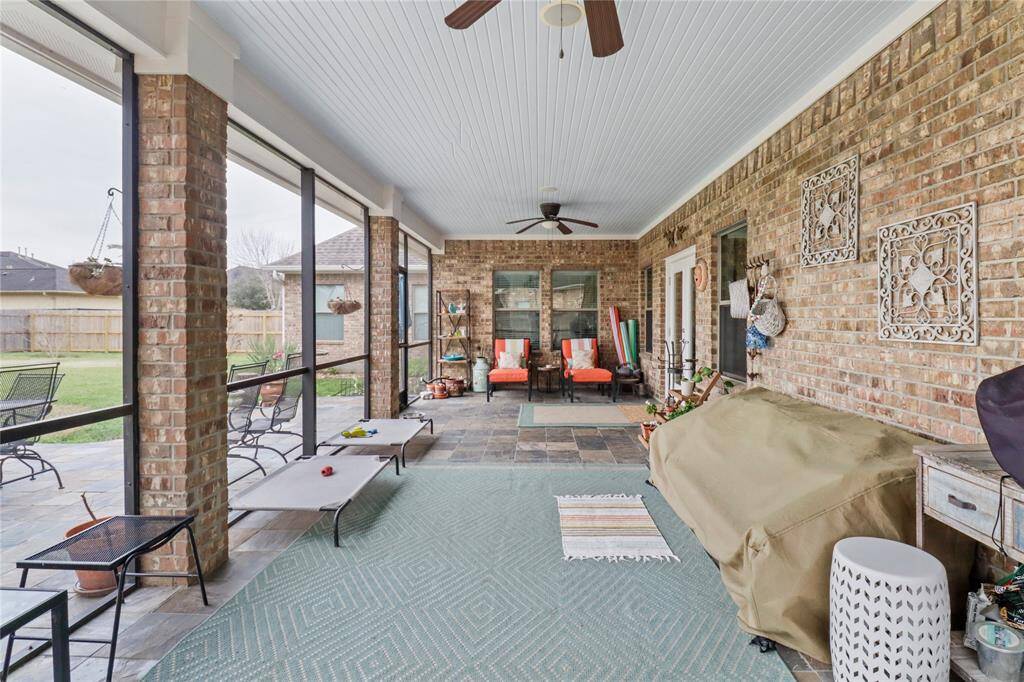 Screened in huge back patio!