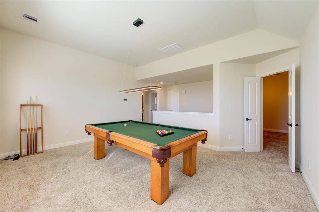 a versatile game room, perfect for setting up a pool table or a play area for children. This space is designed to cater to both kids and adults, offering a bright and luminous environment ideal for entertainment. Conveniently located next to the multimedia room, it ensures all recreational areas are within close proximity.