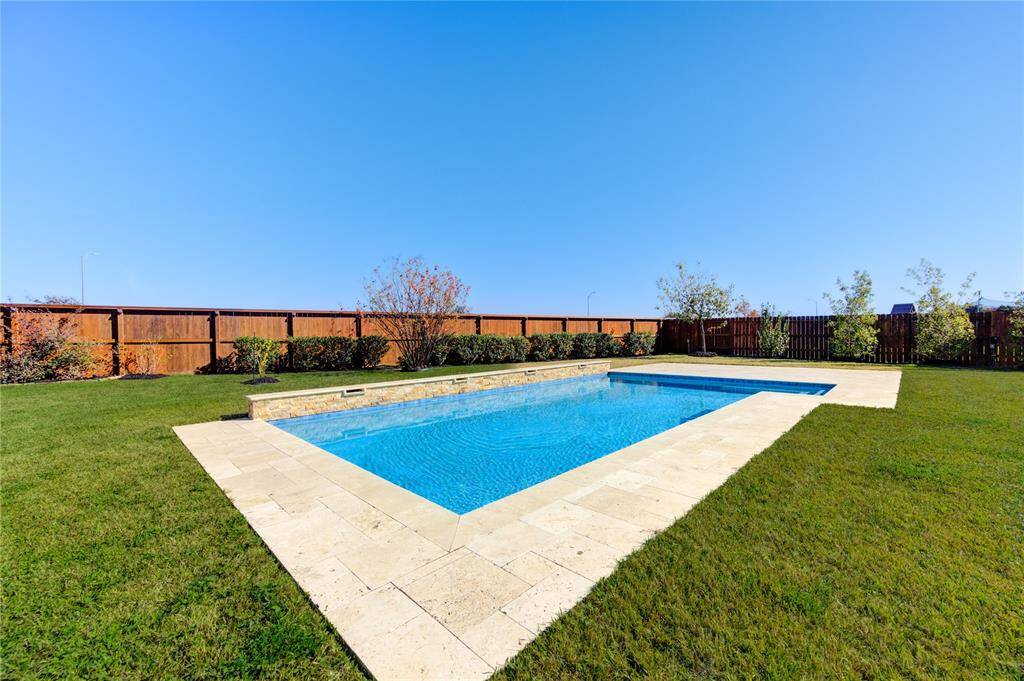 Outside, the beautiful garden with a pool sets the stage for unforgettable moments with family and friends. This serene outdoor space invites you to relax and create lasting memories in a delightful setting.
