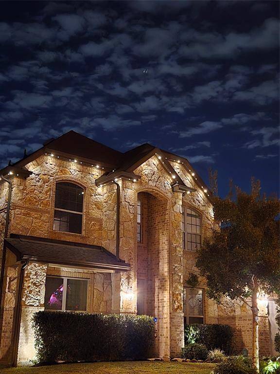 The software allows you to change the lights for every special ocasion and holidays.