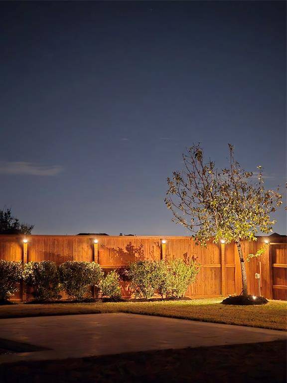 The well maintained fence is notable  to see with the amazing ilumination