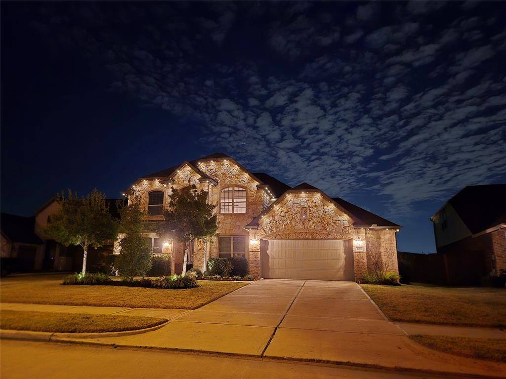Your future home with the amazing lights that give charm and elegance to your residence.
