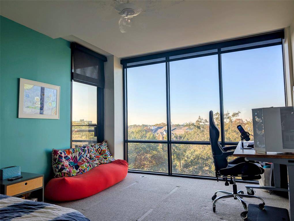 This bedroom comes with ethernet connections, drop-down ceiling fan for comfort and proper air circulation and a closet with the ELFA storage system provides you with added flexibility and optimized solutions for your clothing and shoes.