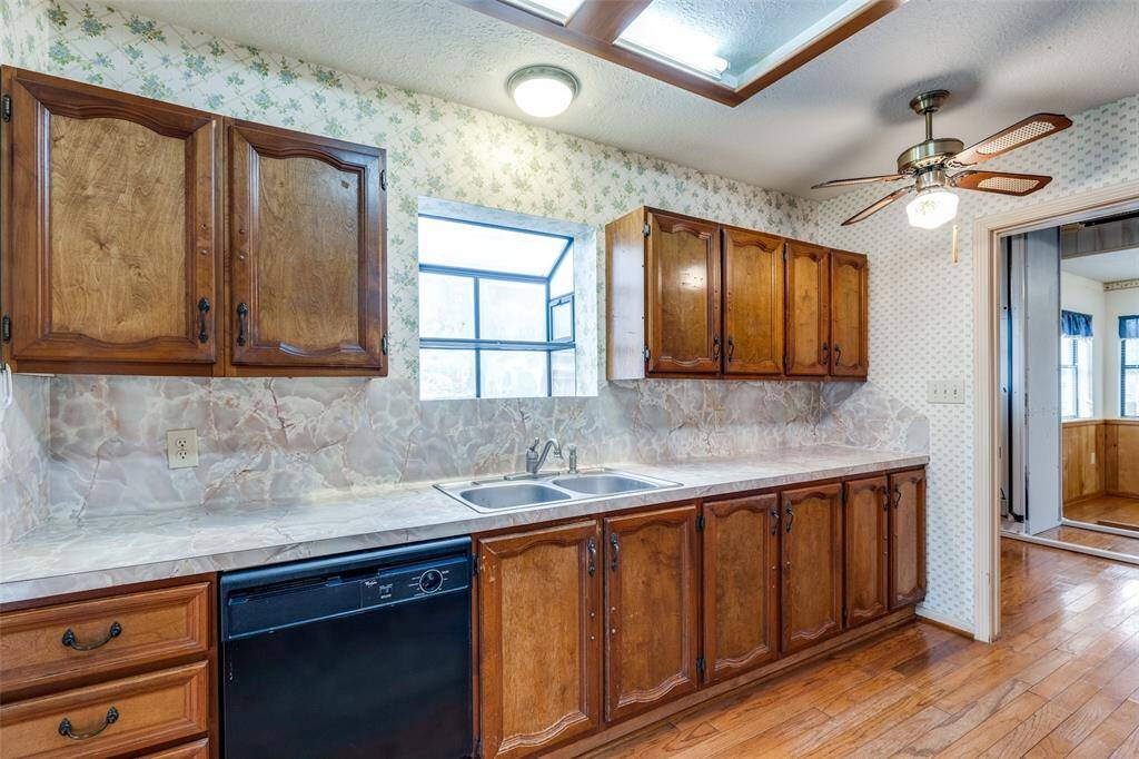 Garden window over sinks for plants or decor