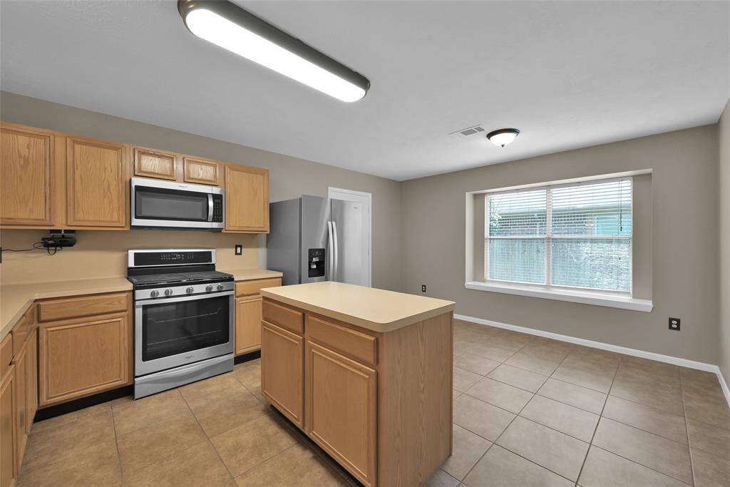 Kitchen w/ center island & all appliances stay!