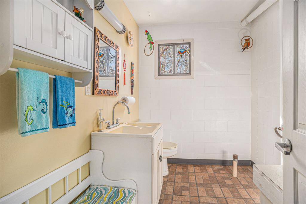 1st floor half bathroom