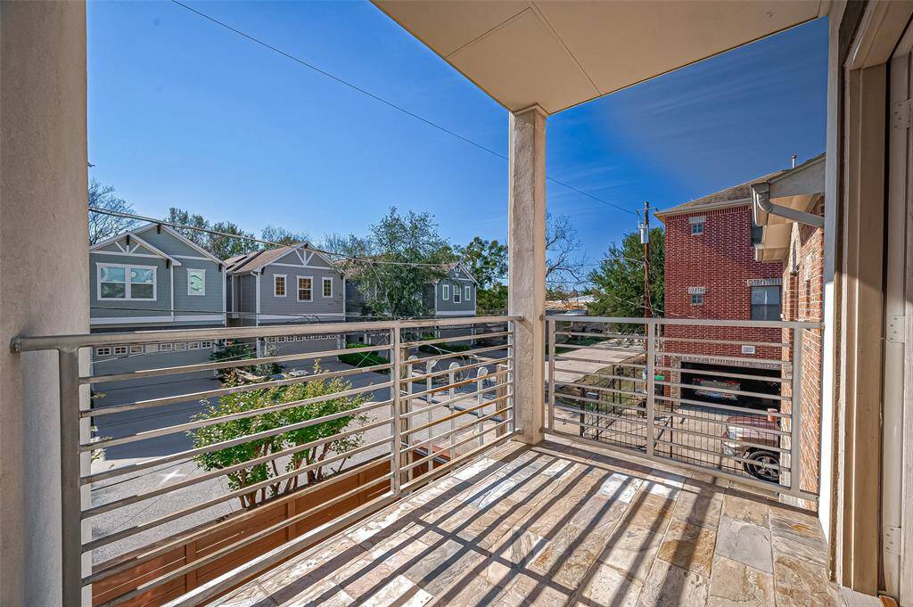 2ND FLOOR BALCONY OUTSIDE DINING AREA