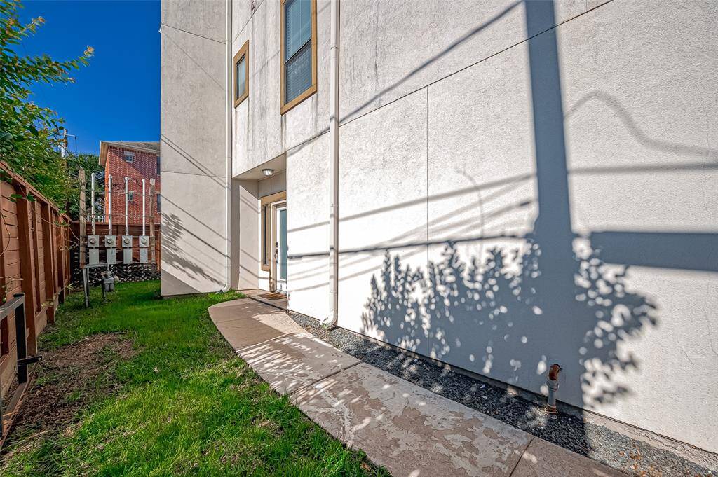 LEFT SIDE/YARD