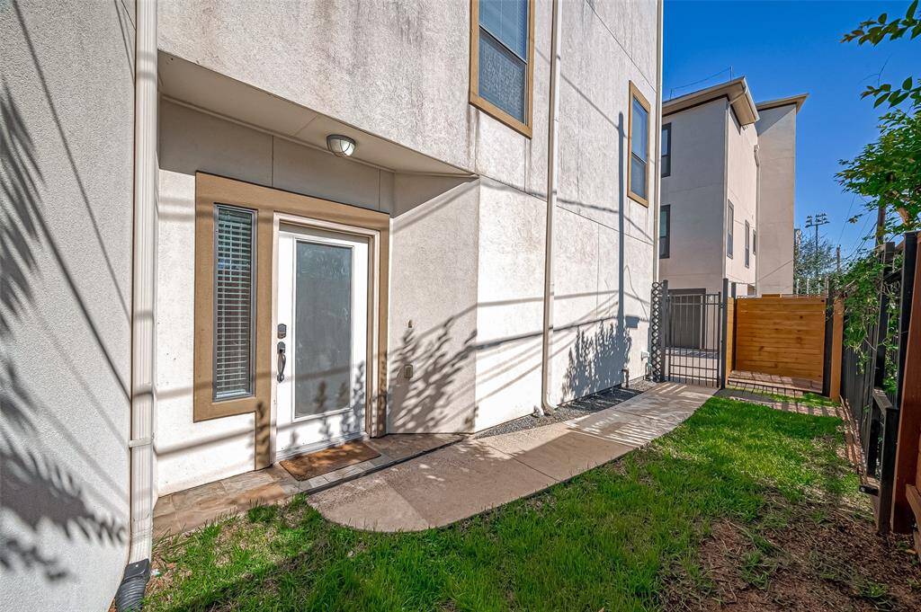 YARD/FRONT DOOR ENTRANCE