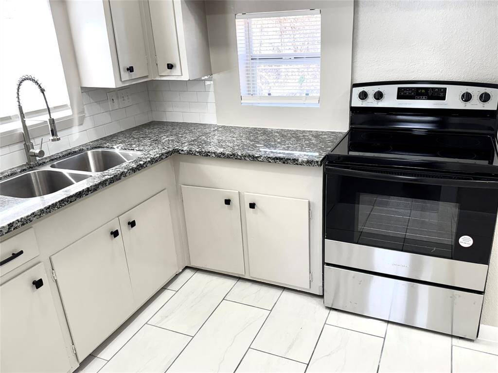 GRANITE COUNTER TOPS*